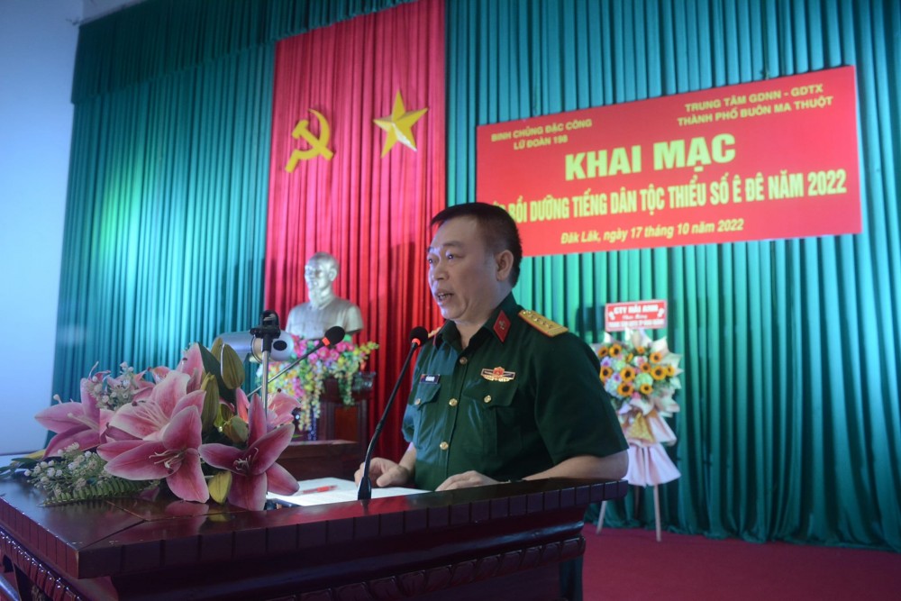 Đại tá Đỗ Hoàng Nhị phát biểu khai mạc lớp bồi dưỡng tiếng dân tộc Ê Đê năm 2022 của Lữ đoàn Đặc công 198.
