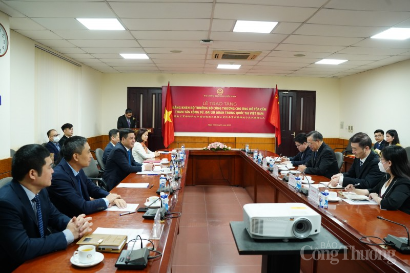 Bộ trưởng Bộ Công Thương tặng bằng khen cho Tham tán Công sứ Hồ Tỏa Cẩm