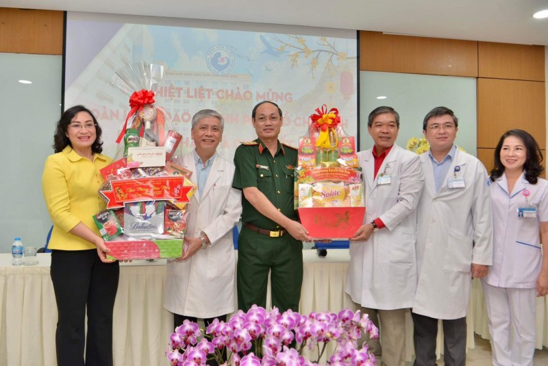 Thứ trưởng Phan Thị Thắng thăm, chúc Tết Bệnh viện Từ Dũ và các đơn vị quân đội