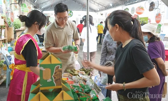 Phiên chợ Tết xanh: Hàng trăm sản phẩm nông đặc sản, OCOP phục vụ người tiêu dùng dịp Tết