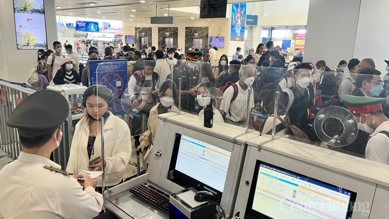 Lượng khách qua sân bay Tân Sơn Nhất và Nội Bài: Ghi nhận kỷ lục trong ngày mùng 6 Tết
