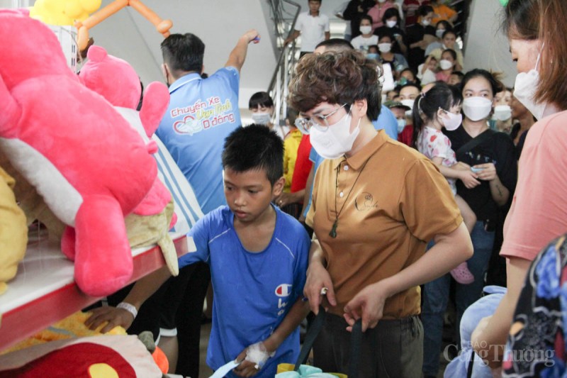 Tết Thiếu nhi sớm cho các em nhỏ tại bệnh viện Phụ sản Nhi Đà Nẵng