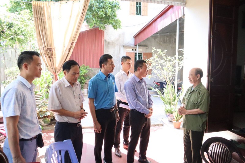 Đoàn công tác Bộ Công Thương thăm hỏi người lao động nhân Tháng Hành động về An toàn vệ sinh lao động