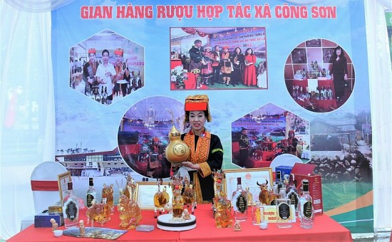 Chuyện về hợp tác xã sản xuất rượu men lá người Dao Công Sơn đạt chuẩn OCOP 3 sao