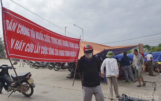 Người dân lại chặn xe tải vào cảng Quốc tế Vissai ở Nghệ An