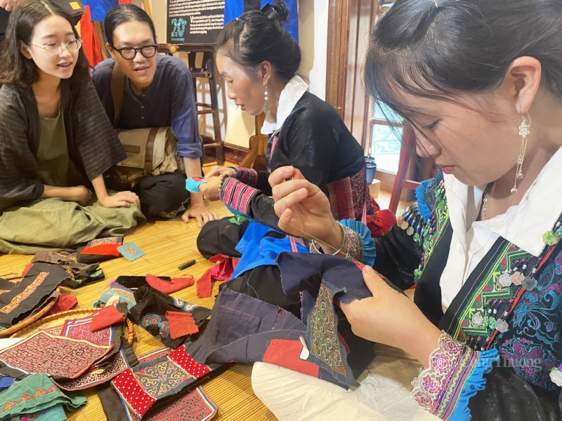 Tinh xảo kỹ thuật thêu ghép vải trổ thủng của đồng bào dân tộc Hmong trắng