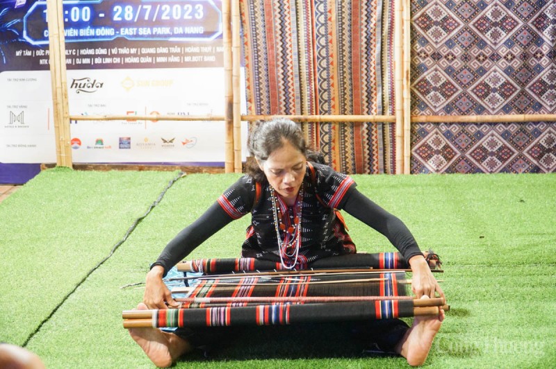 Du khách thích thú trải nghiệm ẩm thực và nghề truyền thống miền Trung Du khách thích thú trải nghiệm ẩm thực và nghề truyền thống miền Trung