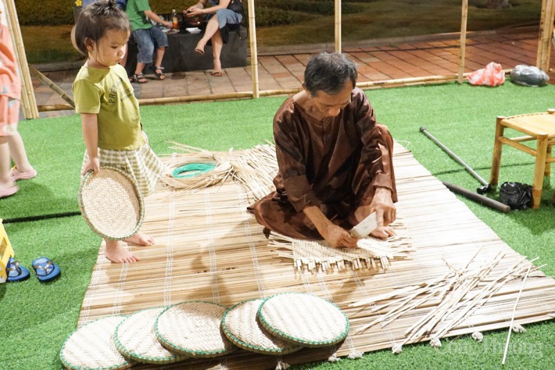 Du khách thích thú trải nghiệm ẩm thực và nghề truyền thống miền Trung Du khách thích thú trải nghiệm ẩm thực và nghề truyền thống miền Trung