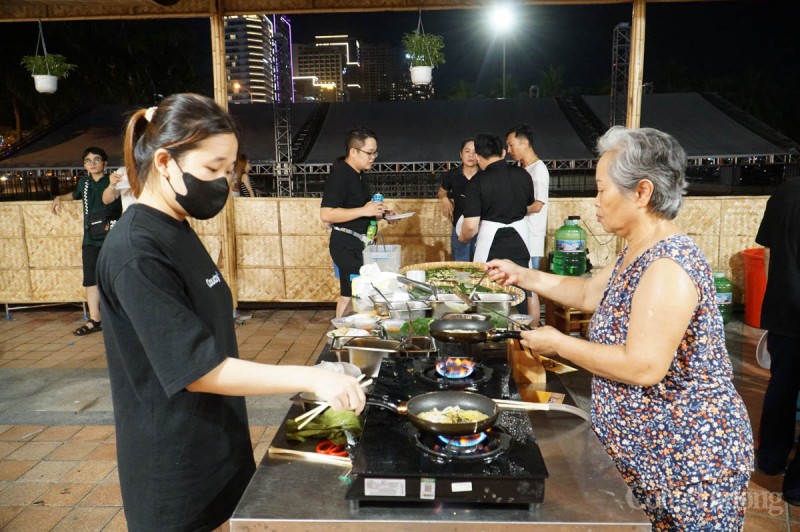Du khách thích thú trải nghiệm ẩm thực và nghề truyền thống miền Trung Du khách thích thú trải nghiệm ẩm thực và nghề truyền thống miền Trung