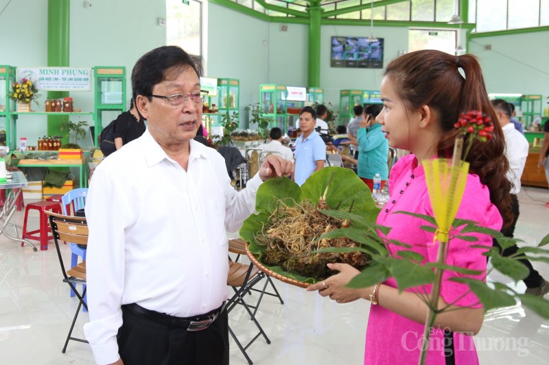 Quảng Nam: Rộn ràng phiên chợ sâm Ngọc Linh dịp 20 năm thành lập huyện Nam Trà My Quảng Nam: Rộn ràng phiên chợ sâm Ngọc Linh dịp 20 năm thành lập huyện Nam Trà My