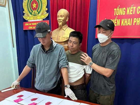 Bắt 2 đối tượng ở Hà Tĩnh – Quảng Trị mua bán hơn 3.000 viên ma túy