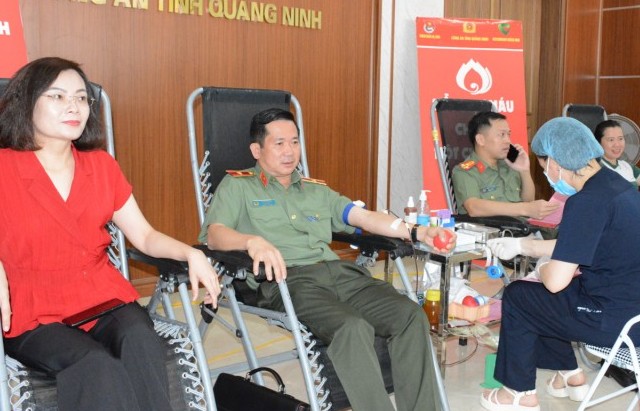 Quảng Ninh: Thiếu tướng Đinh Văn Nơi cùng hơn 200 cán bộ, chiến sĩ tham gia hiến máu tình nguyện