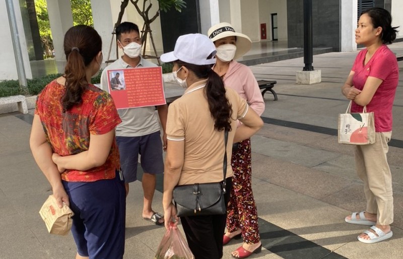 Người đàn ông vứt bỏ sĩ diện, đeo pano vào cổ tới GoldMark City đòi tiền