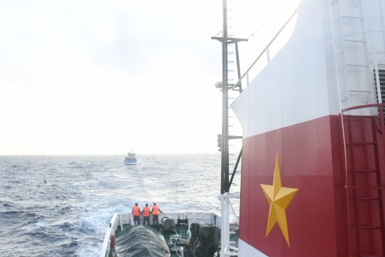 Tàu cá Bình Định hỏng máy thả trôi trên biển đang được lai kéo về bờ