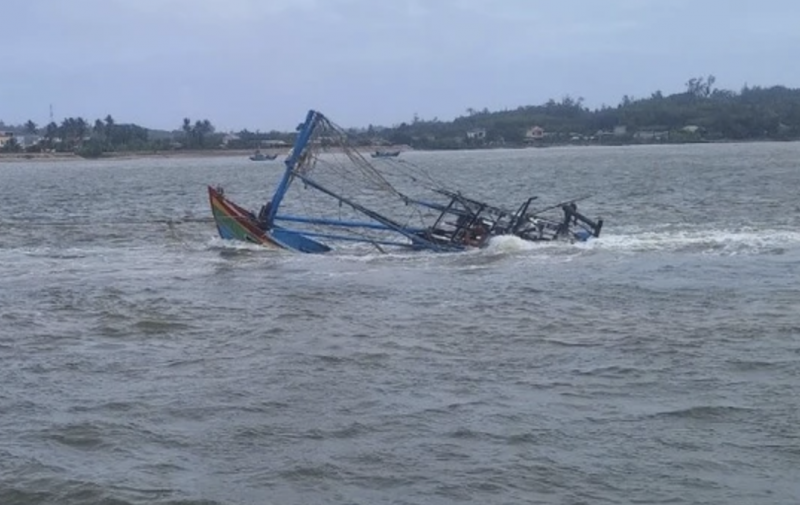 Quảng Nam: Tàu cá bị đâm chìm, 6 ngư dân được cứu vớt kịp thời