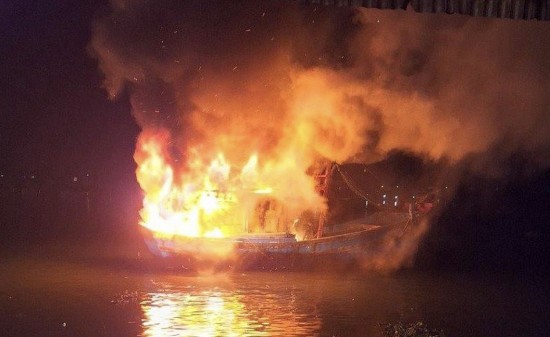 Quảng Ngãi: 2 tàu cá bốc cháy trong đêm