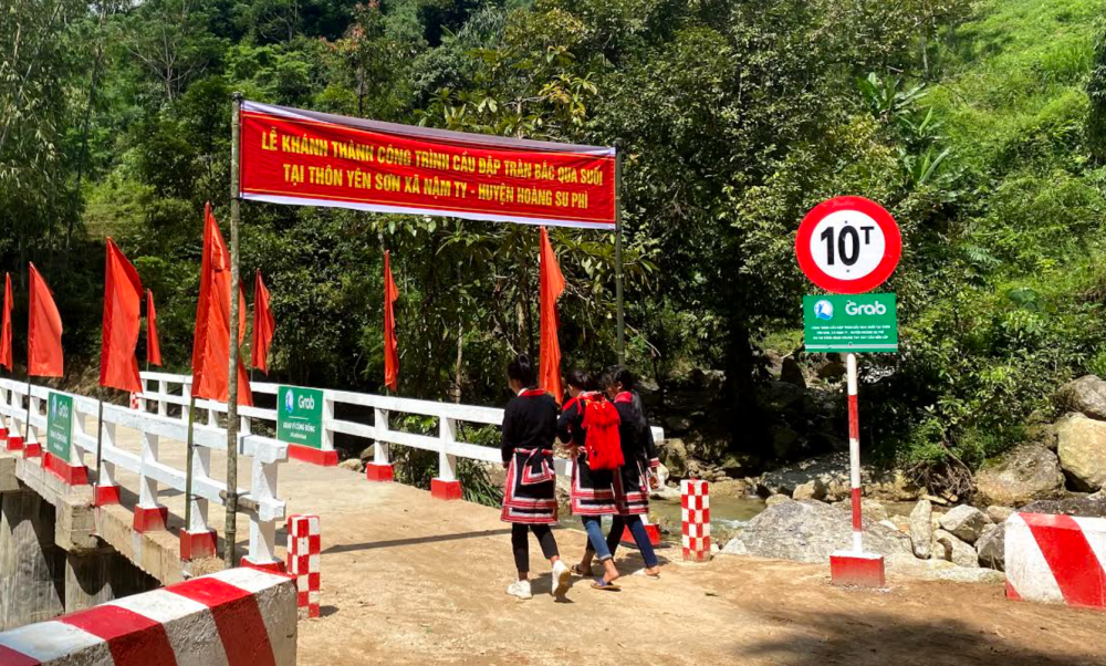 Quỹ Bảo trợ trẻ em Việt Nam bàn giao 2 công trình cầu đập tràn tại tỉnh Hà Giang